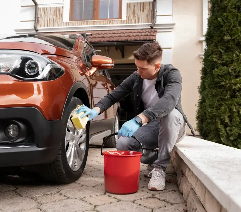 Lavage auto à domicile Cassagnoles : professionnel intervenant sur un véhicule